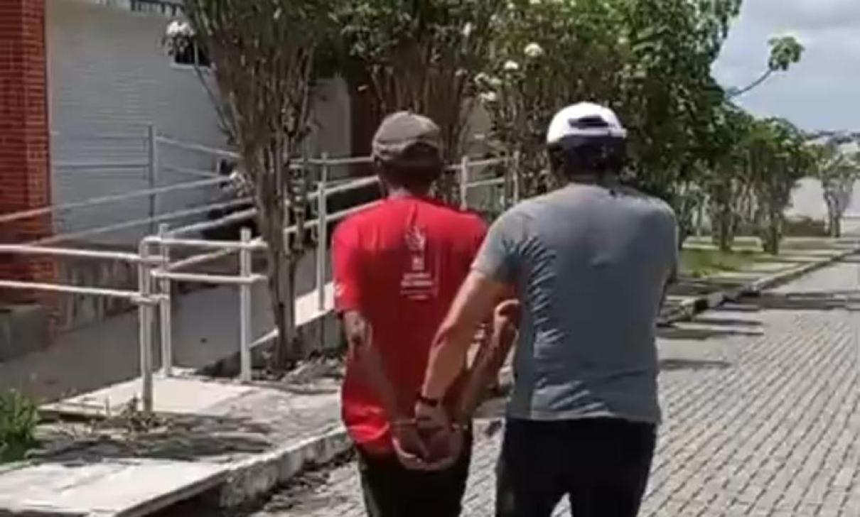 Homem com mandados de prisão por violência doméstica e tráfico de drogas é preso em Campina Grande