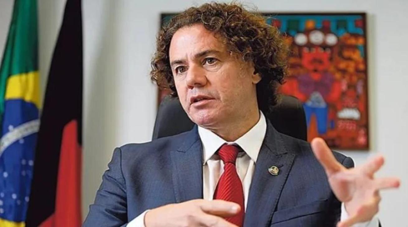 Senador Veneziano critica candidaturas artificiais e diz que Lula irá pedir votos
