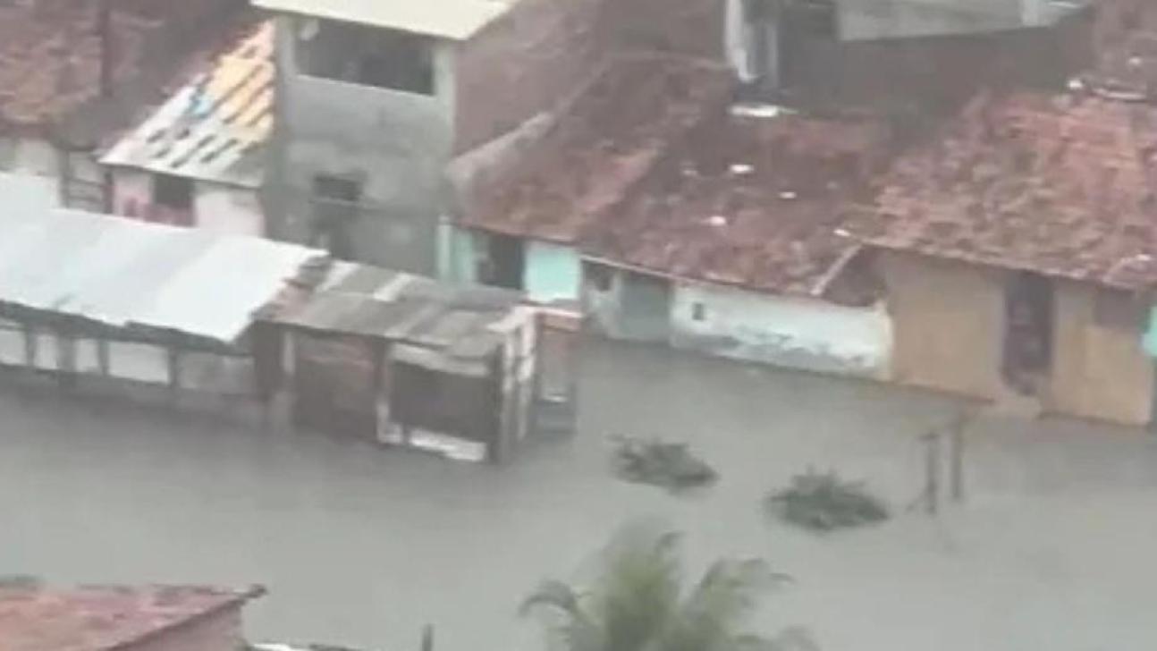 Rio Jaguaribe inunda casas do bairro São José (Foto: Pop Notícias)
