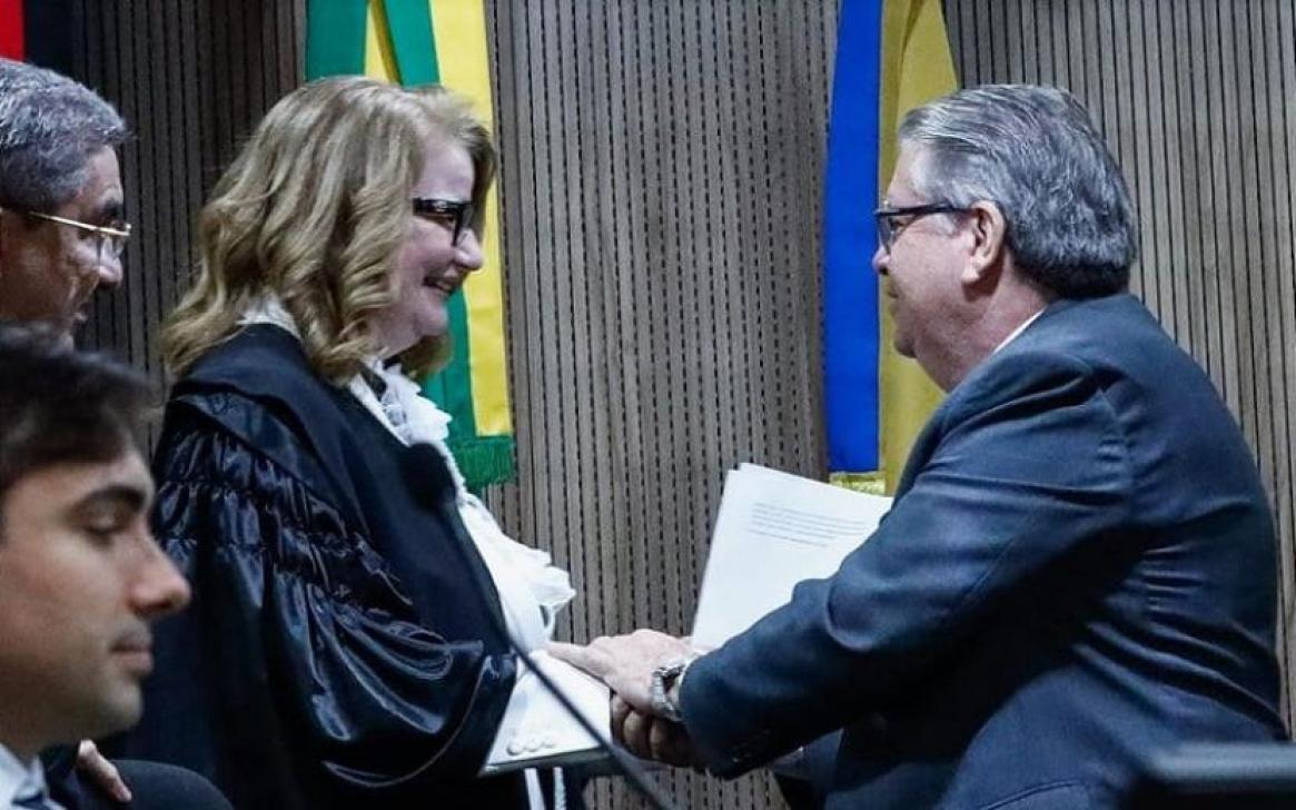 João Azevêdo (PSB) parabenizando Helena Delgado Fialho em posse como juíza feder