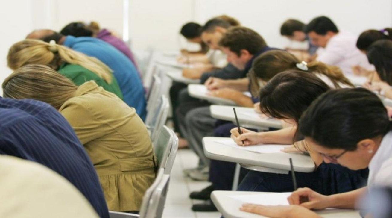 Cidadãos realizando avaliação em concurso público. Foto: ABPEducom